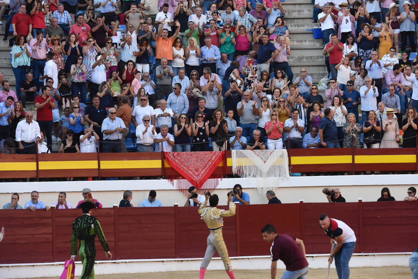 Perera dio una gran tarde de toros y se llevó cuatro orejas; Ponce y Ureña pasearon dos por coleta.