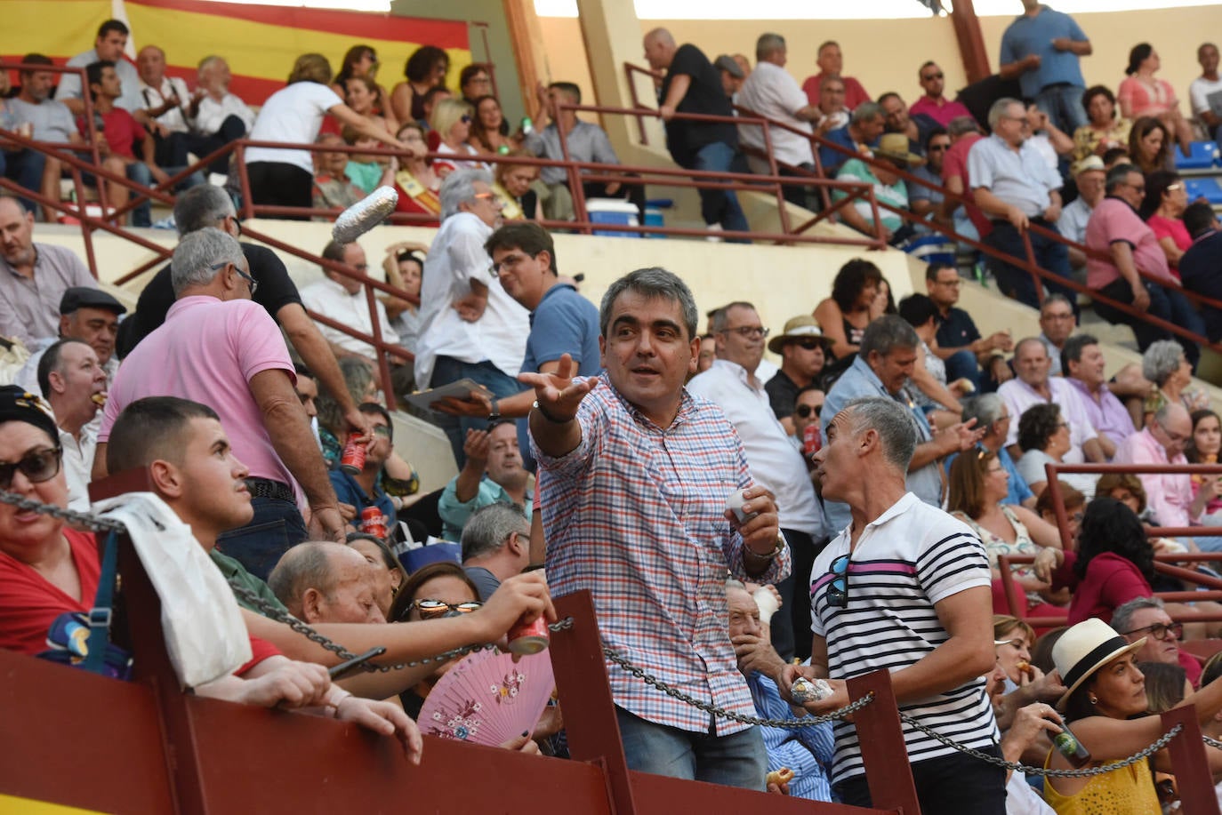 Perera dio una gran tarde de toros y se llevó cuatro orejas; Ponce y Ureña pasearon dos por coleta.