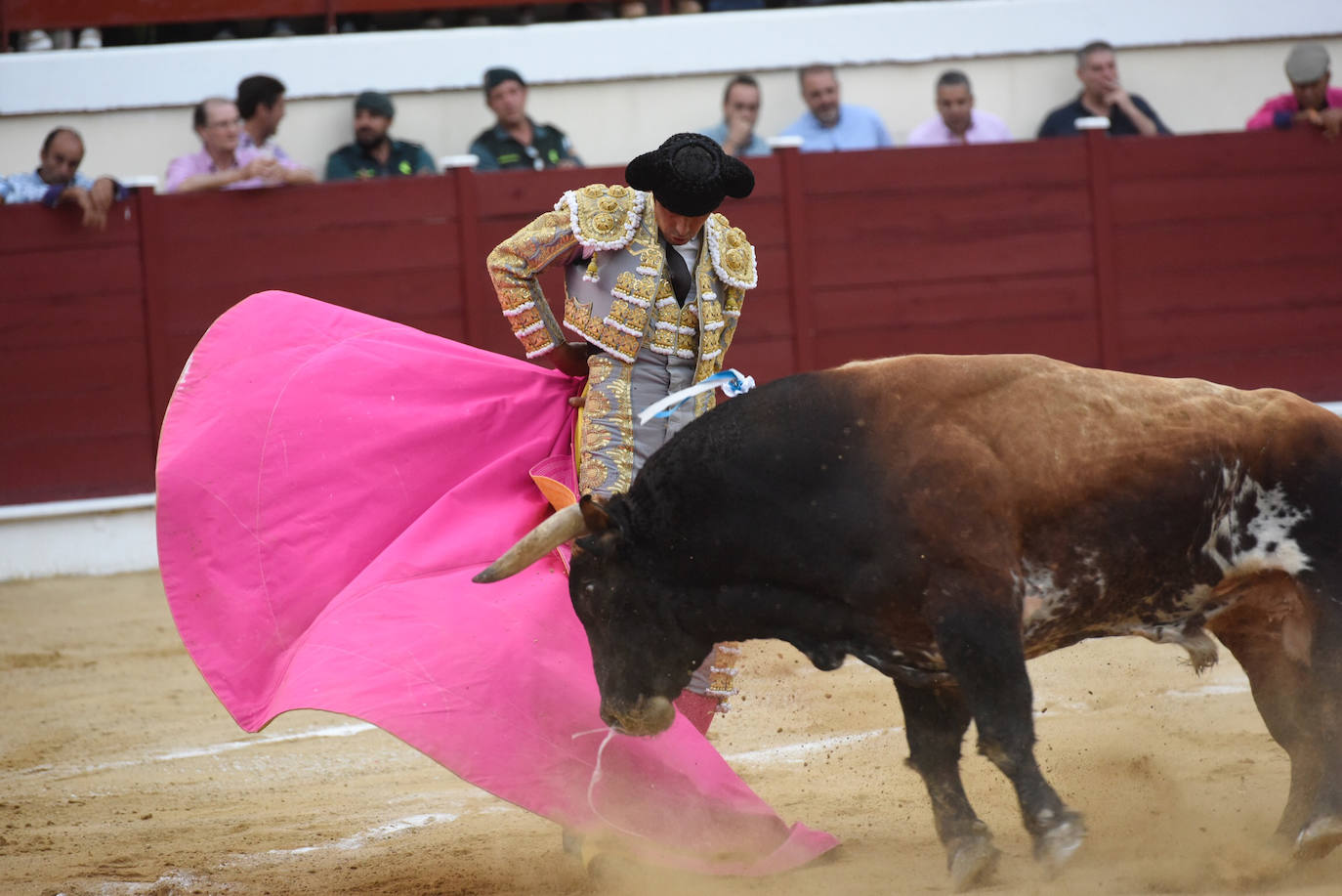 Perera dio una gran tarde de toros y se llevó cuatro orejas; Ponce y Ureña pasearon dos por coleta.