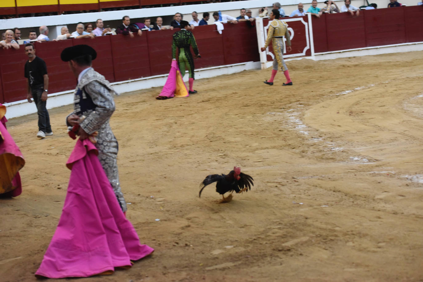 Perera dio una gran tarde de toros y se llevó cuatro orejas; Ponce y Ureña pasearon dos por coleta.