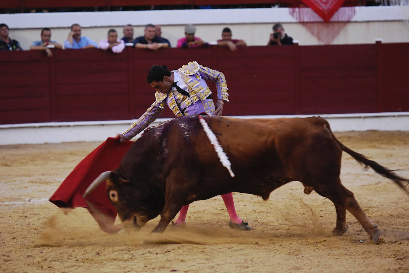 Perera dio una gran tarde de toros y se llevó cuatro orejas; Ponce y Ureña pasearon dos por coleta.