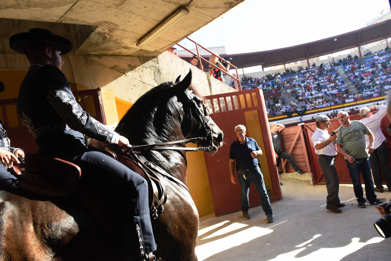 Perera dio una gran tarde de toros y se llevó cuatro orejas; Ponce y Ureña pasearon dos por coleta.