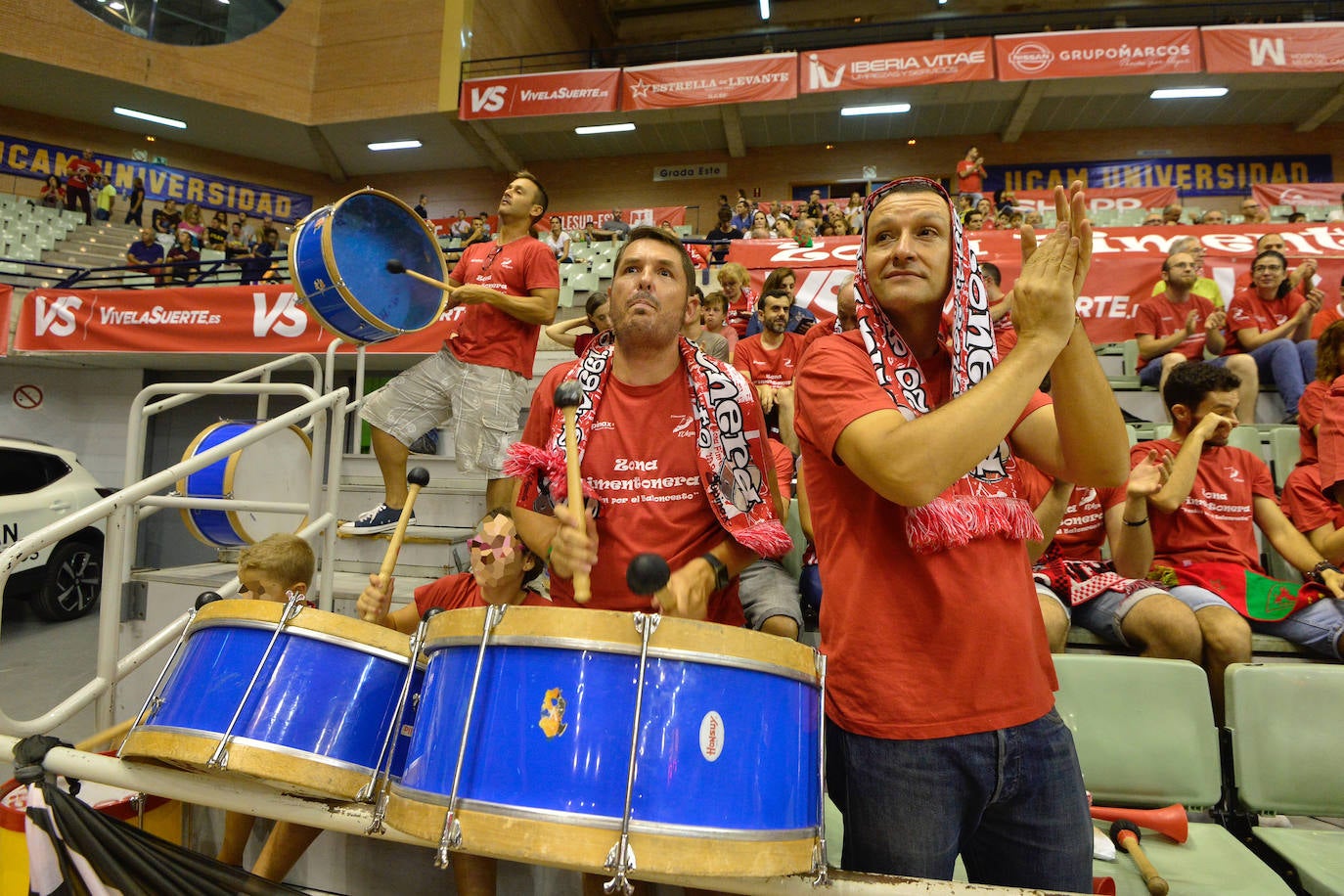 El equipo murciano jugó a tirones todo el partido, pero se llevó la primera con exhibición de su estrella en el cierre y alto nivel del dúo griego.