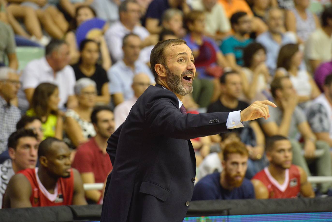 El equipo murciano jugó a tirones todo el partido, pero se llevó la primera con exhibición de su estrella en el cierre y alto nivel del dúo griego.