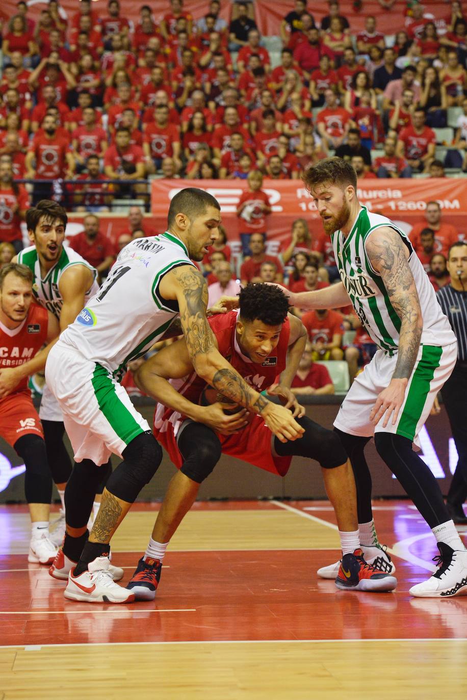 El equipo murciano jugó a tirones todo el partido, pero se llevó la primera con exhibición de su estrella en el cierre y alto nivel del dúo griego.