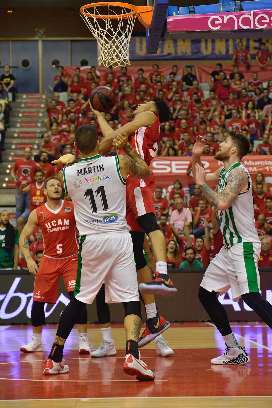 El equipo murciano jugó a tirones todo el partido, pero se llevó la primera con exhibición de su estrella en el cierre y alto nivel del dúo griego.