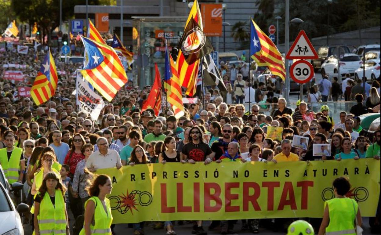 Cientos de personas participan en una manifestación este domingo por las calles de Sabadell para reclamar la puesta en libertad de los siete miembros de los CDR encarcelados.
