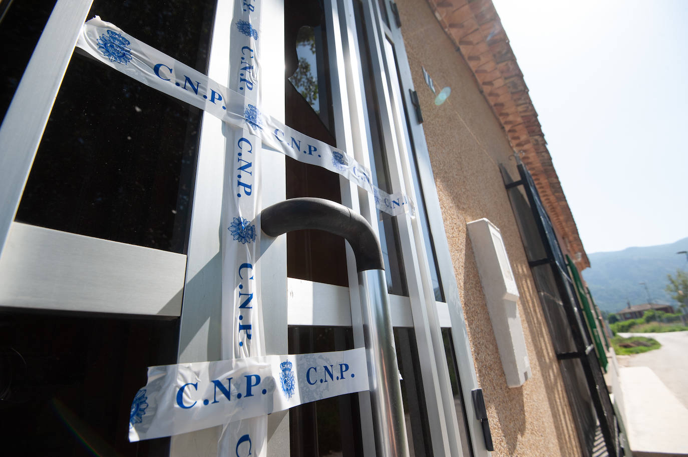 La Policía ha detenido al supuesto autor y a su pareja mientras investiga las circunstancias de la muerte. El sospechoso, un joven de 26 años, habría guardado silencio durante varios días a pesar de que en la zona se echaba de menos a su progenitor