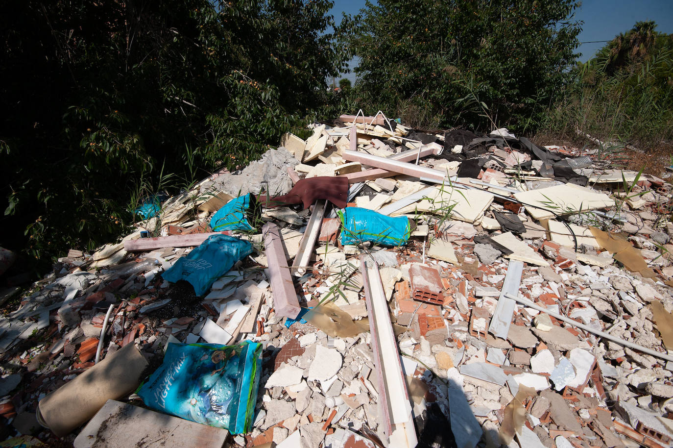 La Policía ha detenido al supuesto autor y a su pareja mientras investiga las circunstancias de la muerte. El sospechoso, un joven de 26 años, habría guardado silencio durante varios días a pesar de que en la zona se echaba de menos a su progenitor