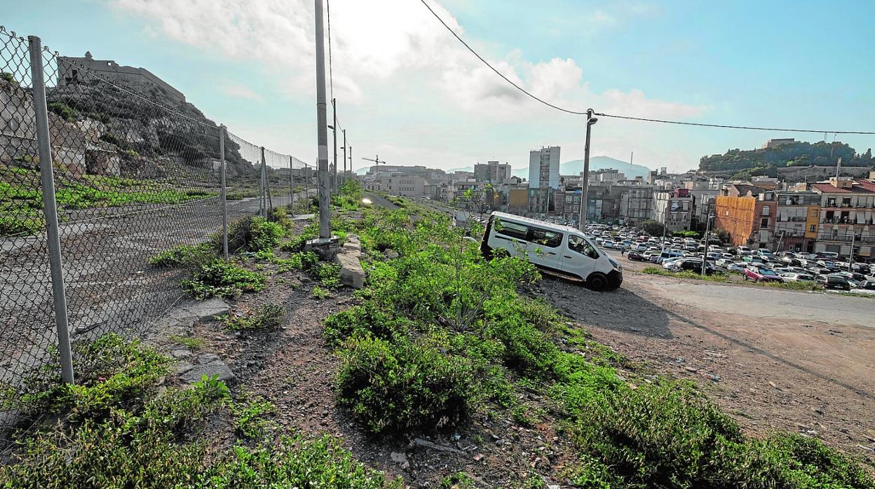 Ladera del Monte Sacro en la que están todas las parcelas de propiedad municipal, usadas a diario para aparcar coches. 