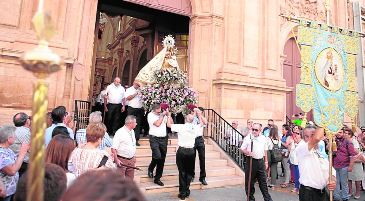 El trono con la imagen de la Patrona, a su salida de El Carmen. 