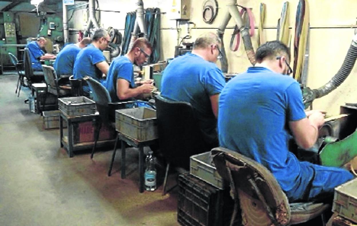 Operarios del taller de Cudeman, dedicado a la fabricación de cuchillos y navajas en Albacete. 