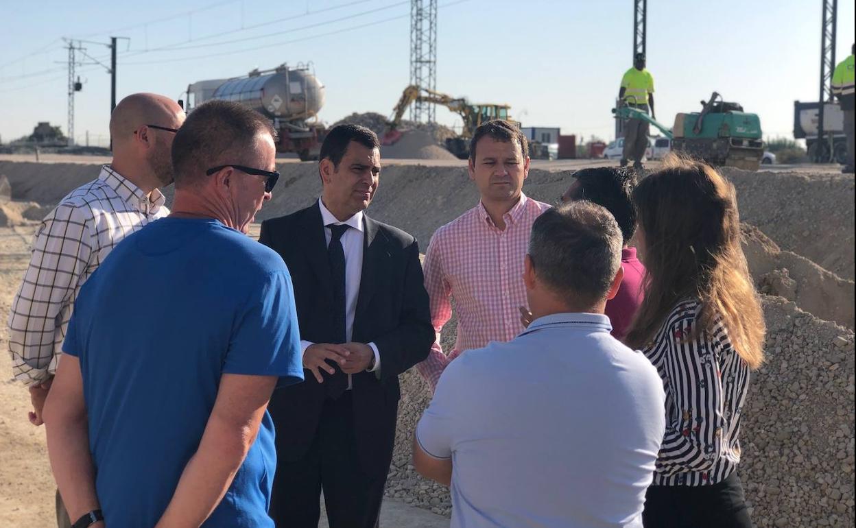 El consejero de Fomento e Infraestructuras, José Ramón Díez de Revenga, acompañado por los concejales del Ayuntamiento de Murcia Rebeca Pérez y Marco Antonio Fernández, y el pedáneo de Alquerías, Fernando González, hablan con vecinos de la pedanía.