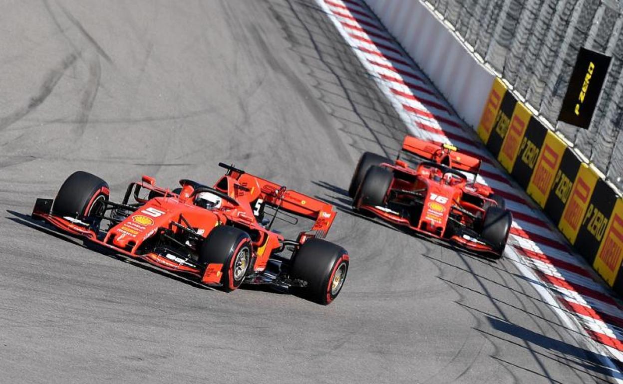 Los Ferrari de Sebastian Vettel (i) y Charles Leclerc, en Rusia.