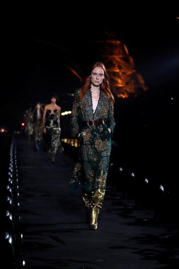 A los pies de la Torre Eiffel Yves Saint Laurent presentó su nueva colección Primavera/Verano 2020 en París