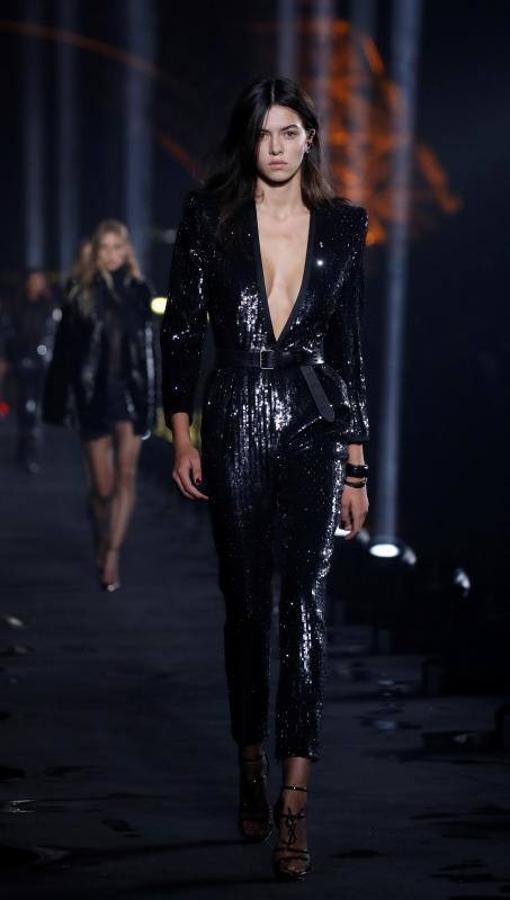 A los pies de la Torre Eiffel Yves Saint Laurent presentó su nueva colección Primavera/Verano 2020 en París