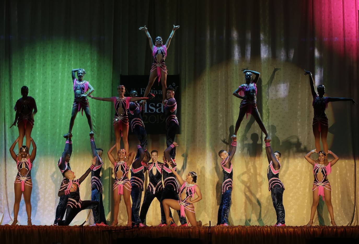 Varios grupos y parejas compiten en el Festival Mundial de Salsa, celebrado en Cali, Colombia.