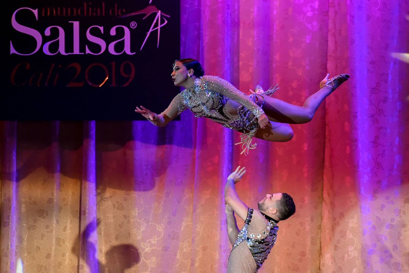 Varios grupos y parejas compiten en el Festival Mundial de Salsa, celebrado en Cali, Colombia.