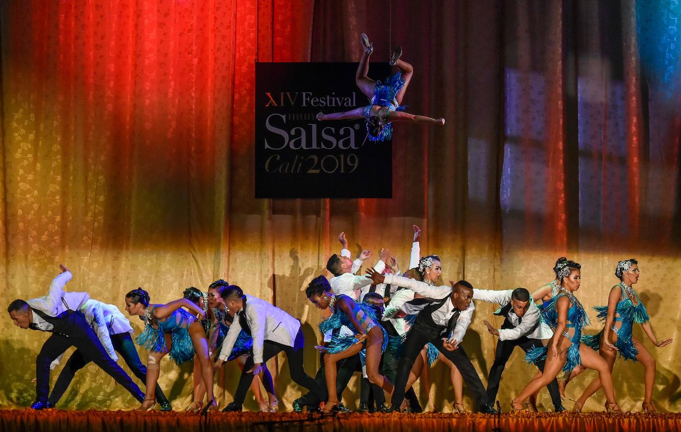Varios grupos y parejas compiten en el Festival Mundial de Salsa, celebrado en Cali, Colombia.
