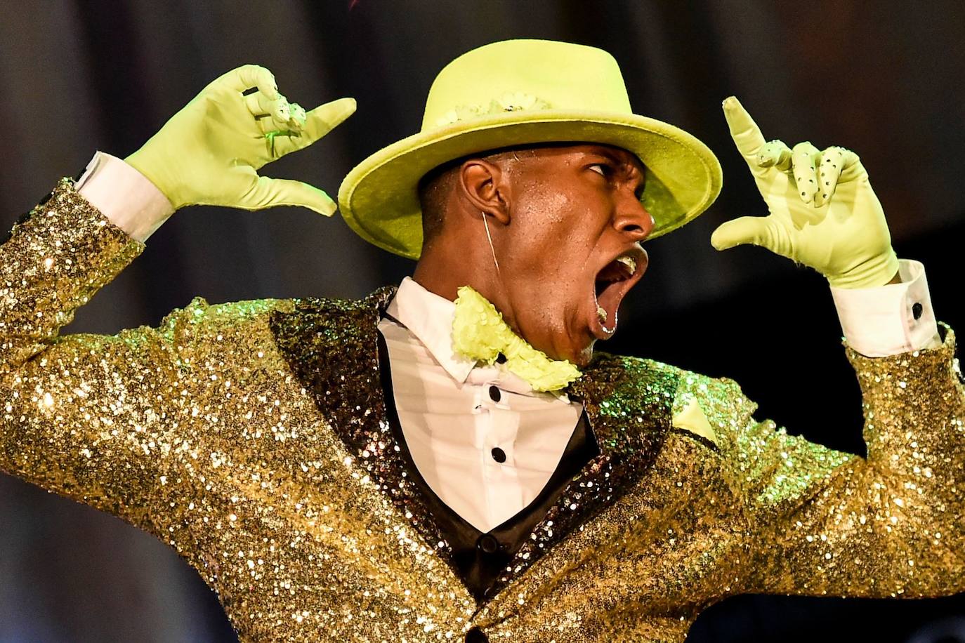 Varios grupos y parejas compiten en el Festival Mundial de Salsa, celebrado en Cali, Colombia.