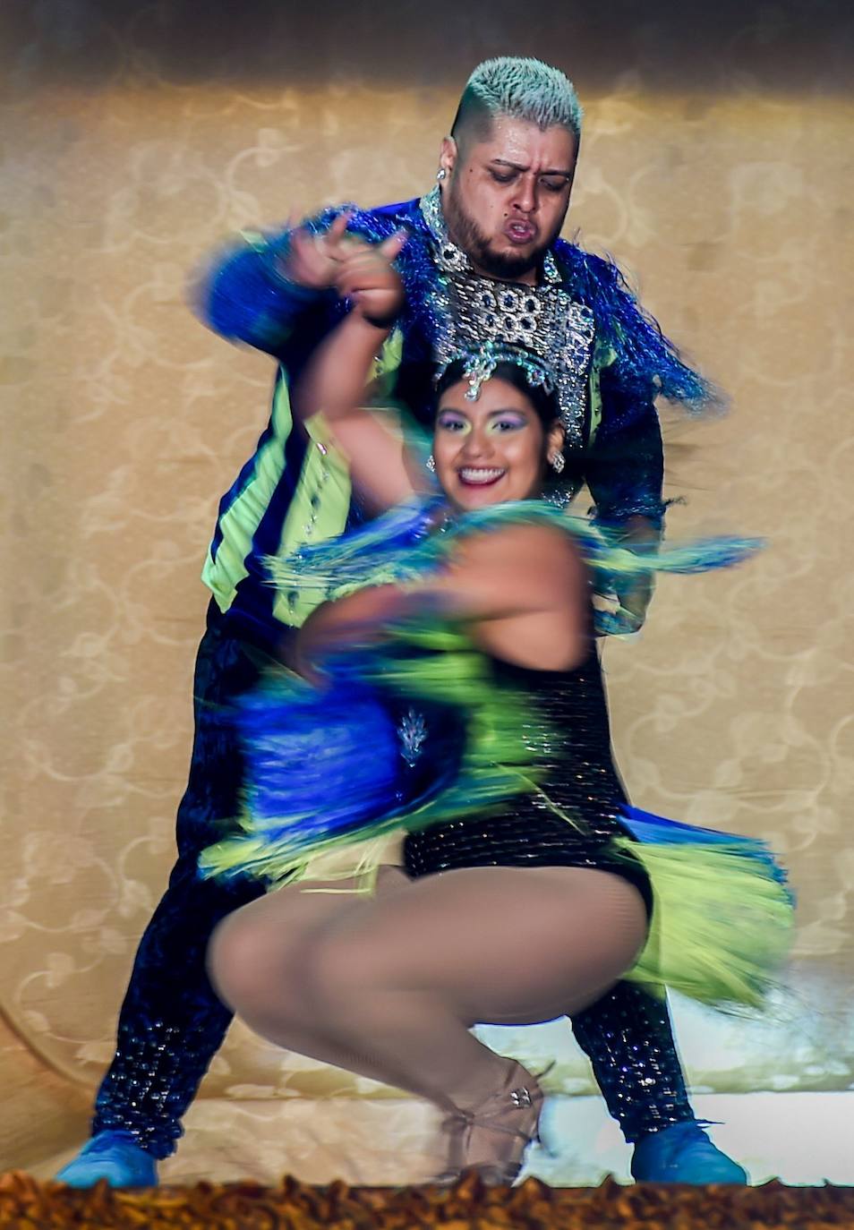 Varios grupos y parejas compiten en el Festival Mundial de Salsa, celebrado en Cali, Colombia.