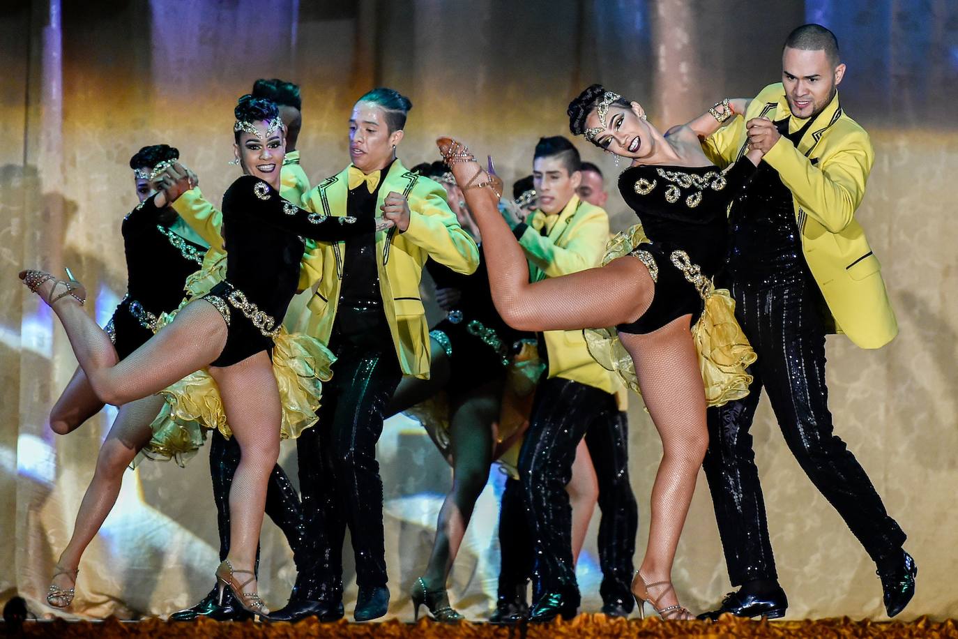 Varios grupos y parejas compiten en el Festival Mundial de Salsa, celebrado en Cali, Colombia.