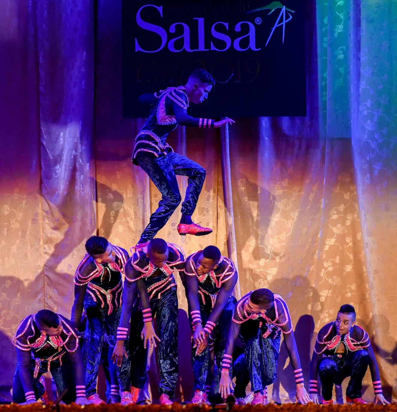 Varios grupos y parejas compiten en el Festival Mundial de Salsa, celebrado en Cali, Colombia.