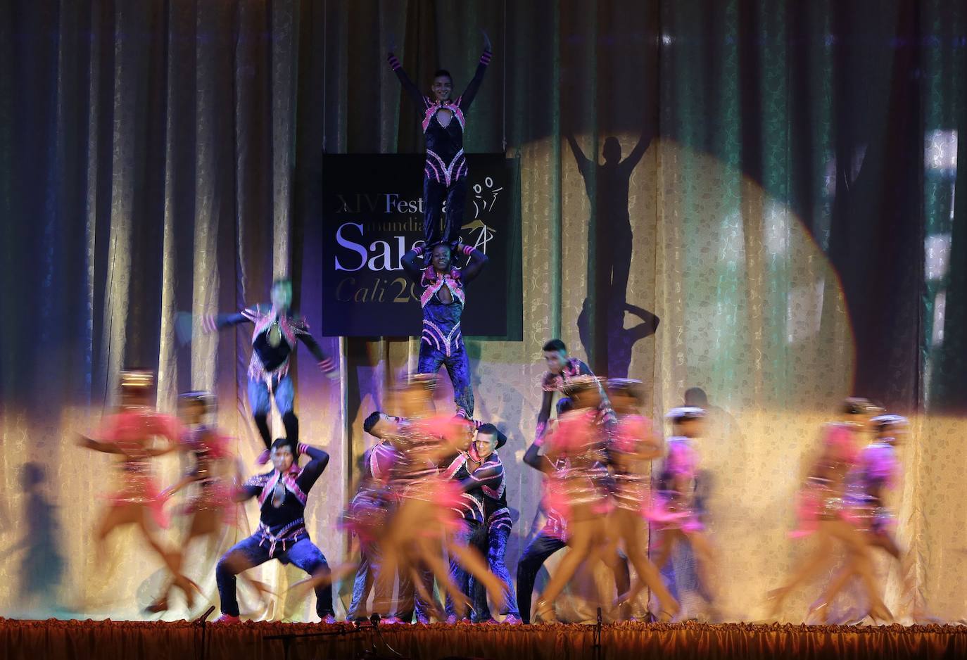 Varios grupos y parejas compiten en el Festival Mundial de Salsa, celebrado en Cali, Colombia.