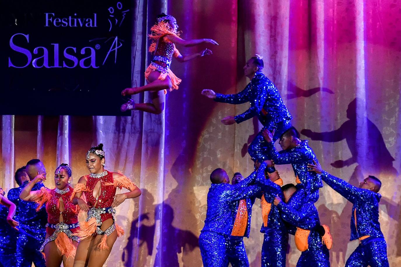 Varios grupos y parejas compiten en el Festival Mundial de Salsa, celebrado en Cali, Colombia.