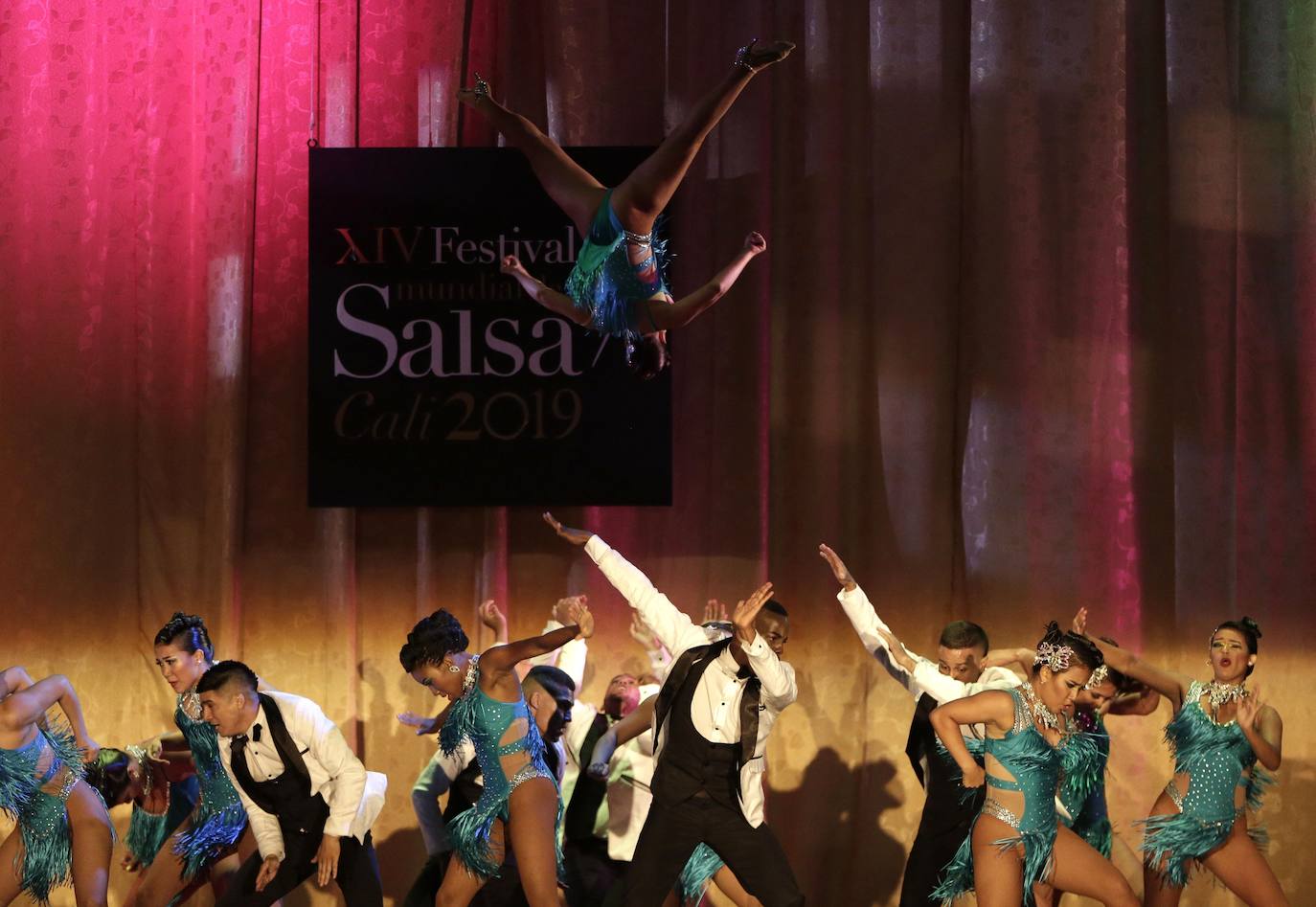 Varios grupos y parejas compiten en el Festival Mundial de Salsa, celebrado en Cali, Colombia.
