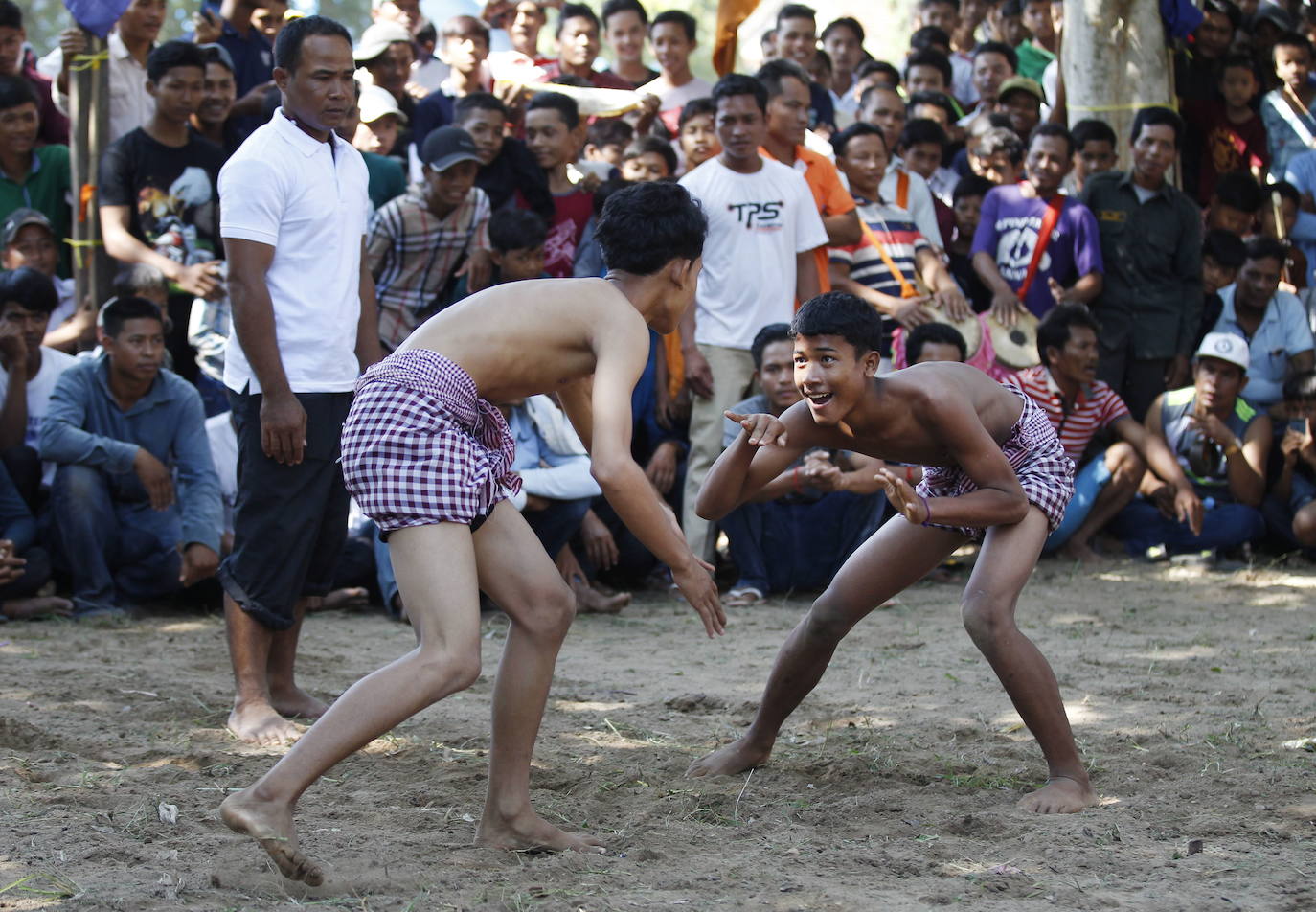 Varias personas participan en peleas y en carreras de búfalos y caballos organizadas con motivo de la culminación de la festividad de «Pchum Ben» o día de los ancestros, en la población de Sithor, Camboya.