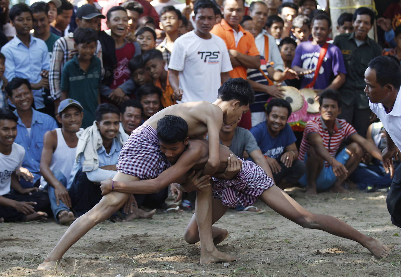 Varias personas participan en peleas y en carreras de búfalos y caballos organizadas con motivo de la culminación de la festividad de «Pchum Ben» o día de los ancestros, en la población de Sithor, Camboya.