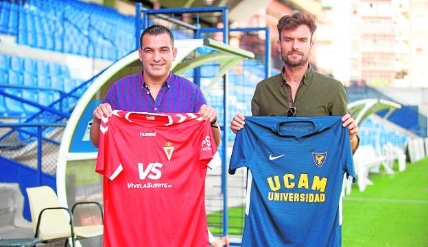 Adrián Hernández, técnico del Murcia, y Rubén Albés, entrenador del UCAM, ayer en La Condomina. 