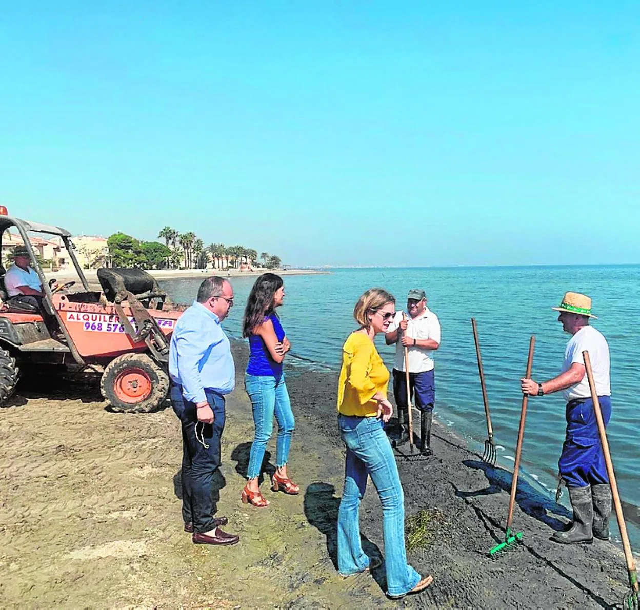 Operarios y políticos, ayer en la playa de Los Urrutias. 