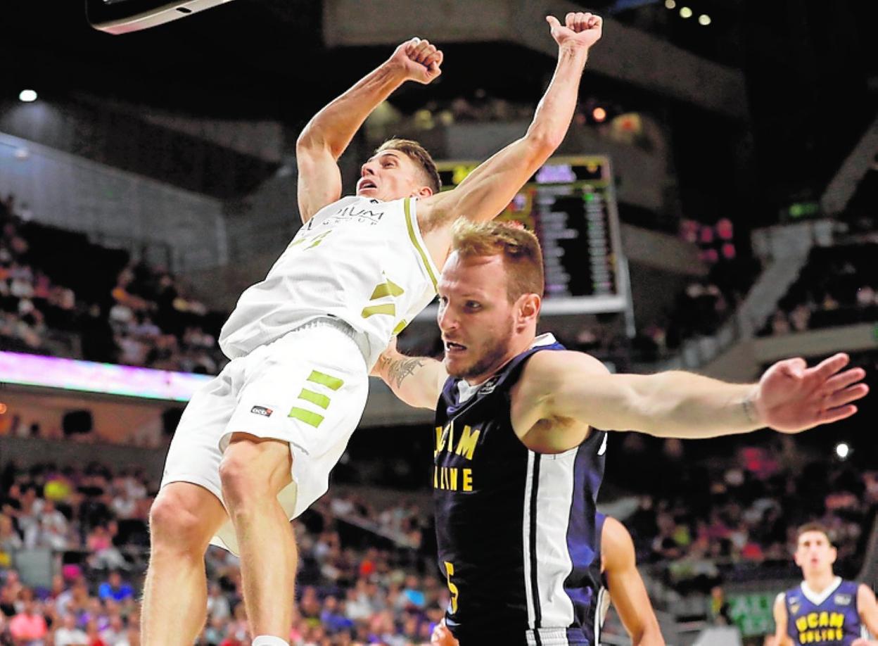 Momento en el que Rafa Luz comete falta sobre Carroll. 