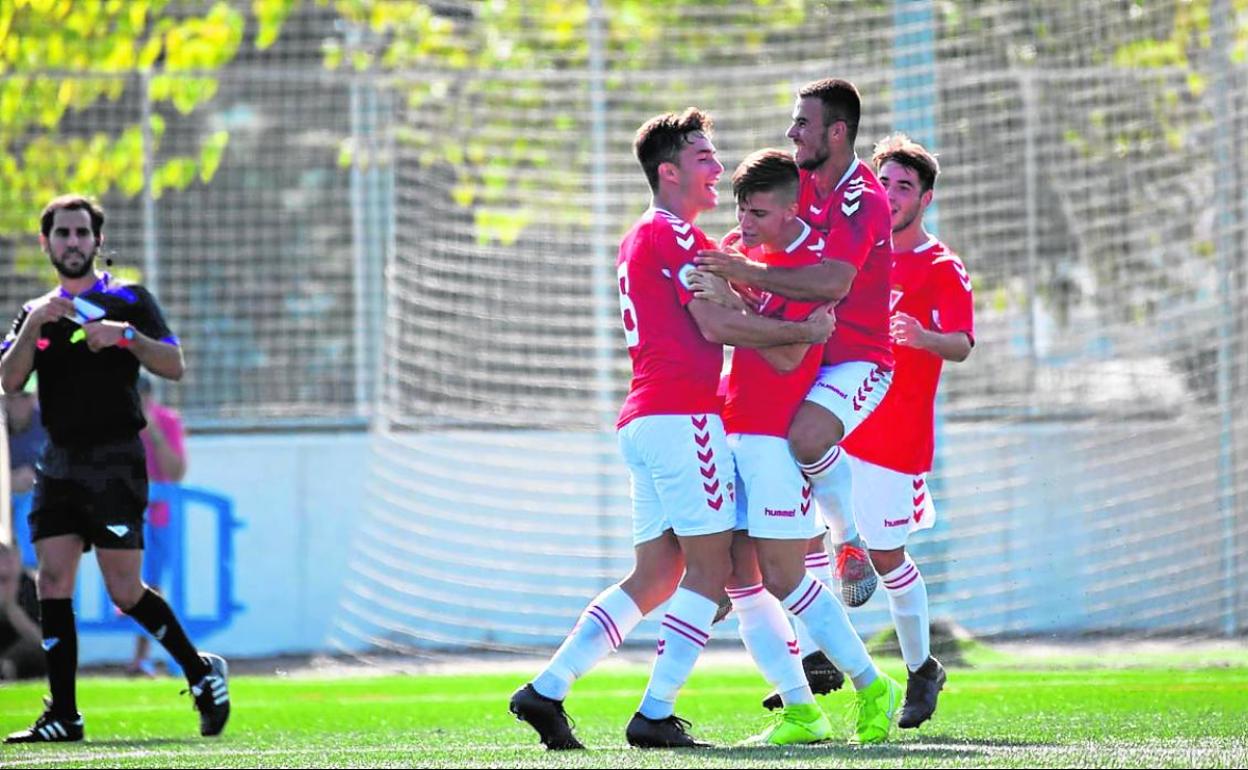 Jugadores del Imperial celebran uno de los cuatro goles que marcaron el domingo al Olímpico.