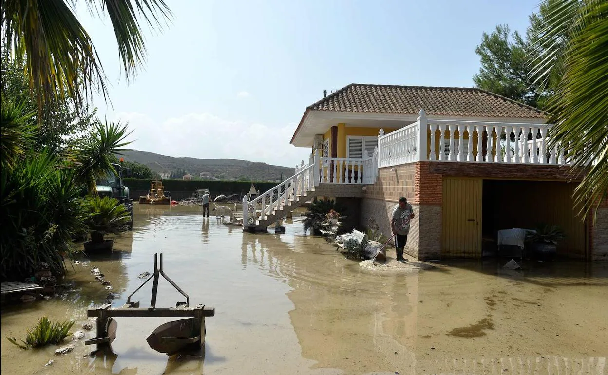 Una vivienda inundada en la Ribera de Molina tras la DANA de septiembre.