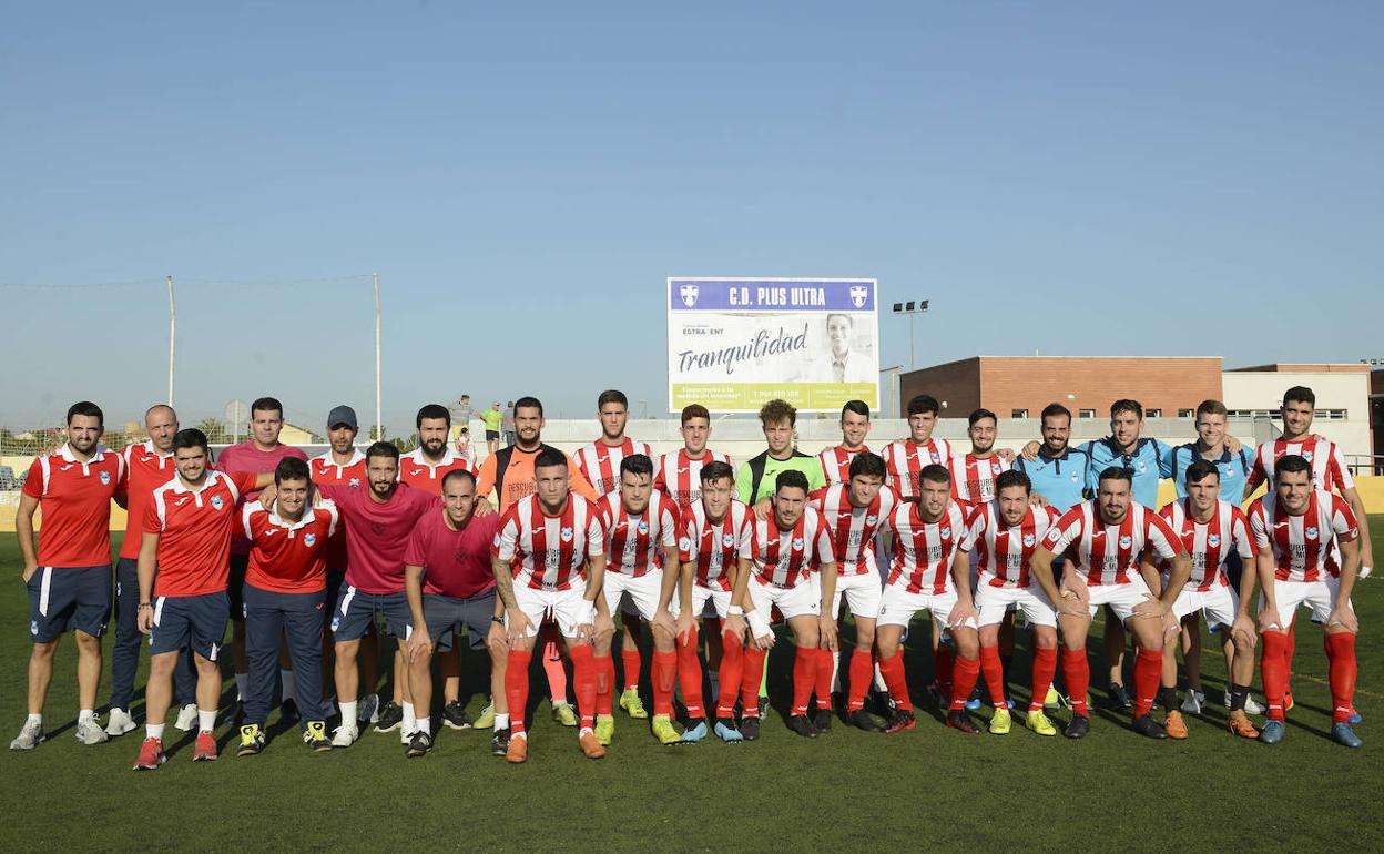 La plantilla y el cuerpo técnico del Muleño CF, este domingo, antes de jugar contra el Plus Ultra en Liga.