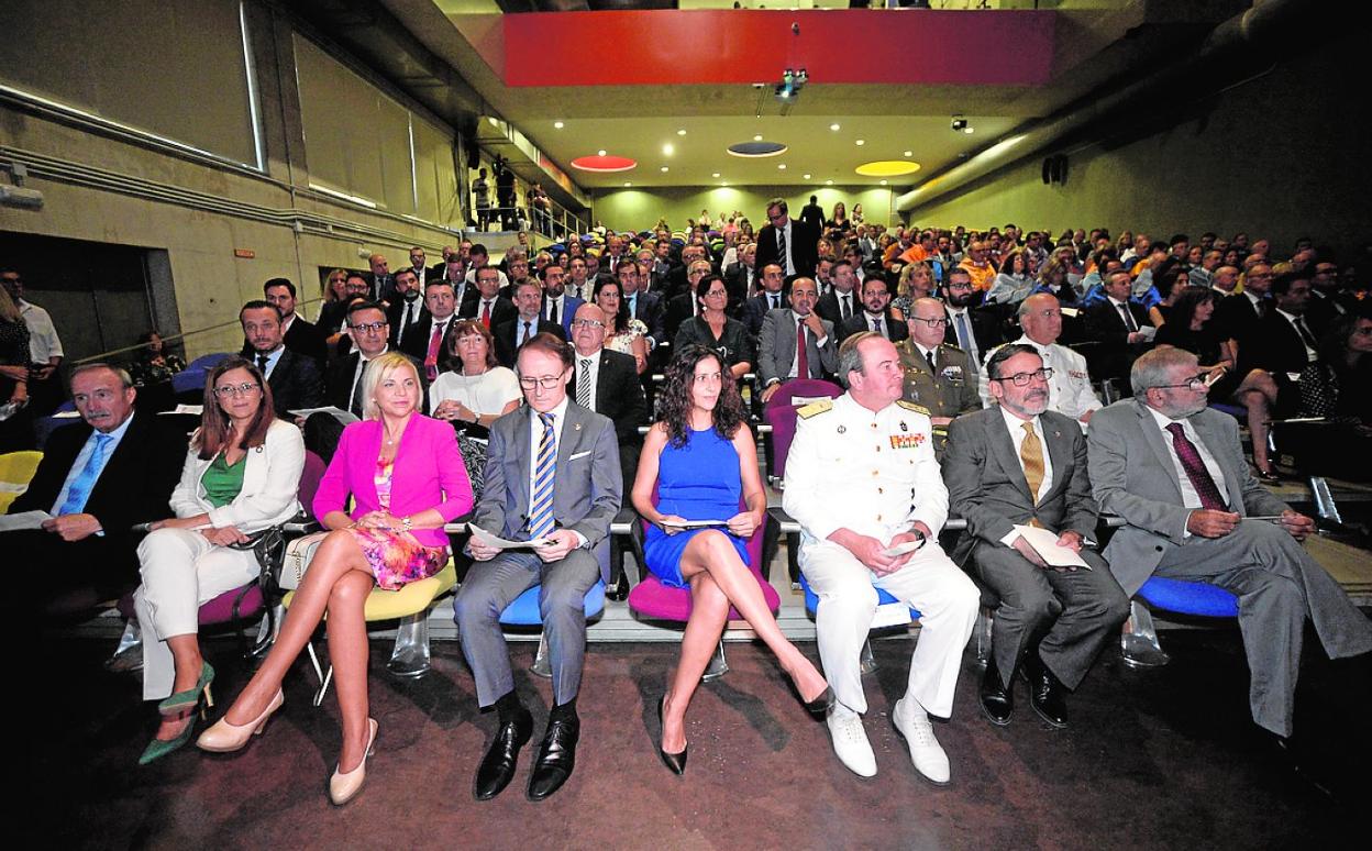 El presidente del Consejo Jurídico, Gómez-Fayrén; las senadoras Susana Hernández y Violante Tomás; el fiscal superior, Díaz Manzanera; la consejera de Turismo, Cristina Sánchez; el almirante de Acción Marítima, Juan Luis Sobrino; el delegado del Gobierno, Francisco Jiménez; y el presidente de la Asamblea, Alberto Castillo.