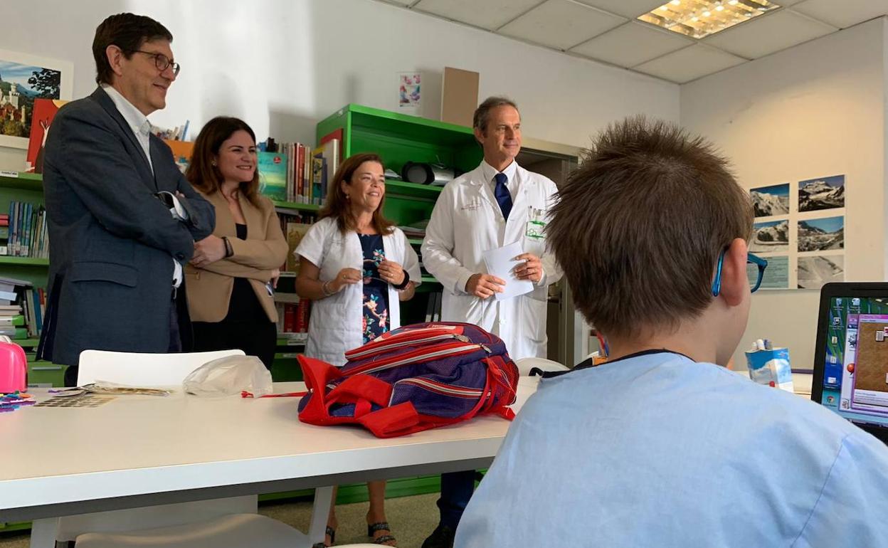 Visita de Villegas y Moreno a un aula hospitalaria.