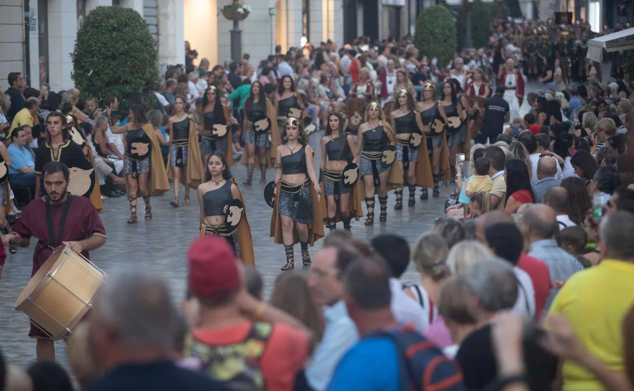 El desfile del pasado sábado, rodeado de asistentes. 