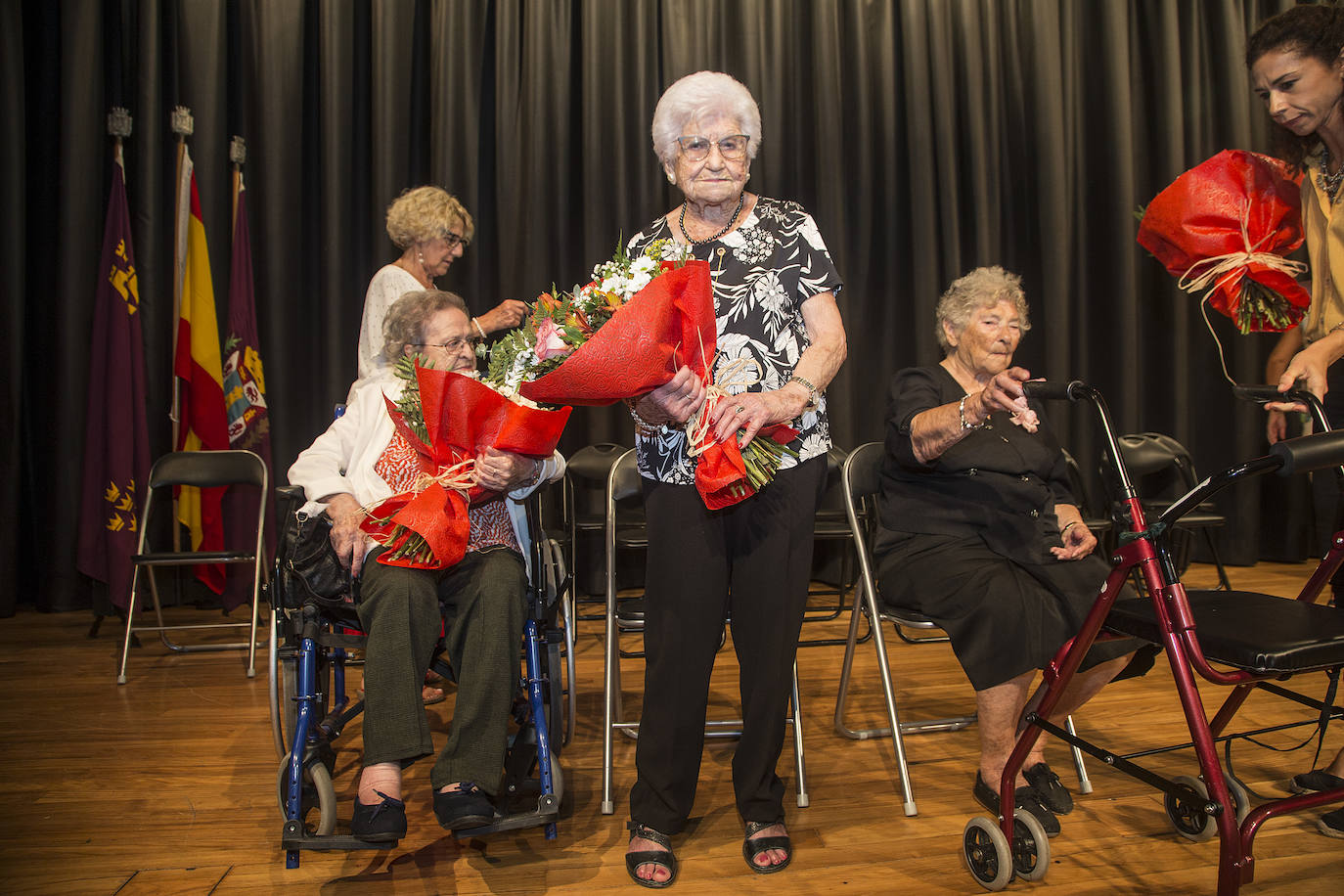 Seis cartageneros centenarios reciben un homenaje en el Día de los Mayores por mantener las ganas de hacer cosas cada día