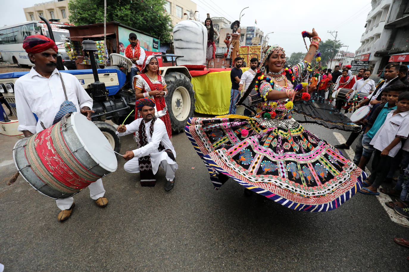 Cientos de fieles y figurantes participan en los coloridos desfiles del festival de Navratri en honor a la diosa hindú Mata Vaishno Davi, en Katra, en la Cachemira india.