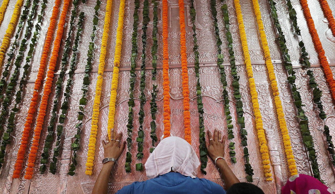 Cientos de fieles y figurantes participan en los coloridos desfiles del festival de Navratri en honor a la diosa hindú Mata Vaishno Davi, en Katra, en la Cachemira india.