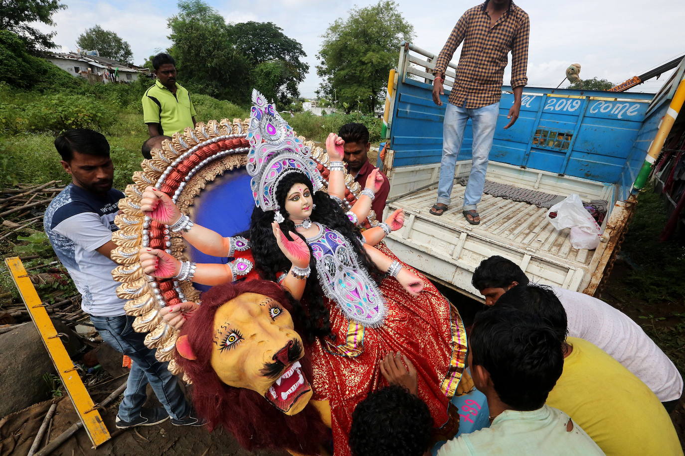 Cientos de fieles y figurantes participan en los coloridos desfiles del festival de Navratri en honor a la diosa hindú Mata Vaishno Davi, en Katra, en la Cachemira india.