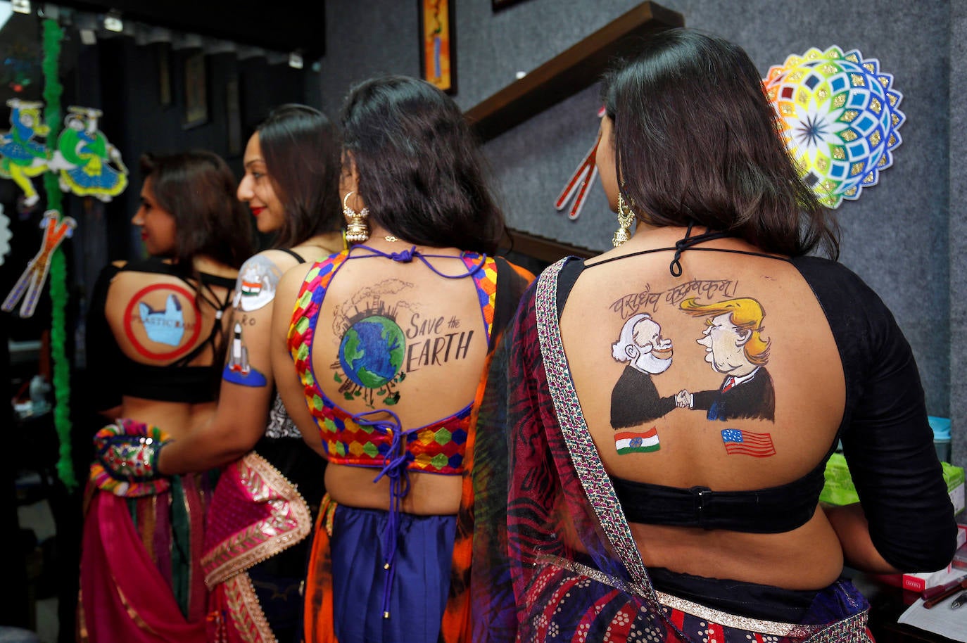 Cientos de fieles y figurantes participan en los coloridos desfiles del festival de Navratri en honor a la diosa hindú Mata Vaishno Davi, en Katra, en la Cachemira india.