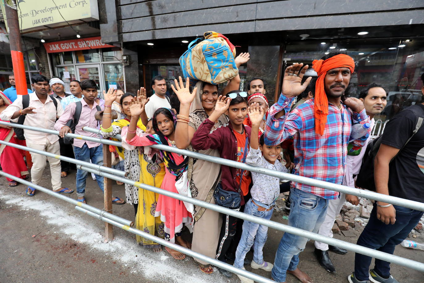 Cientos de fieles y figurantes participan en los coloridos desfiles del festival de Navratri en honor a la diosa hindú Mata Vaishno Davi, en Katra, en la Cachemira india.