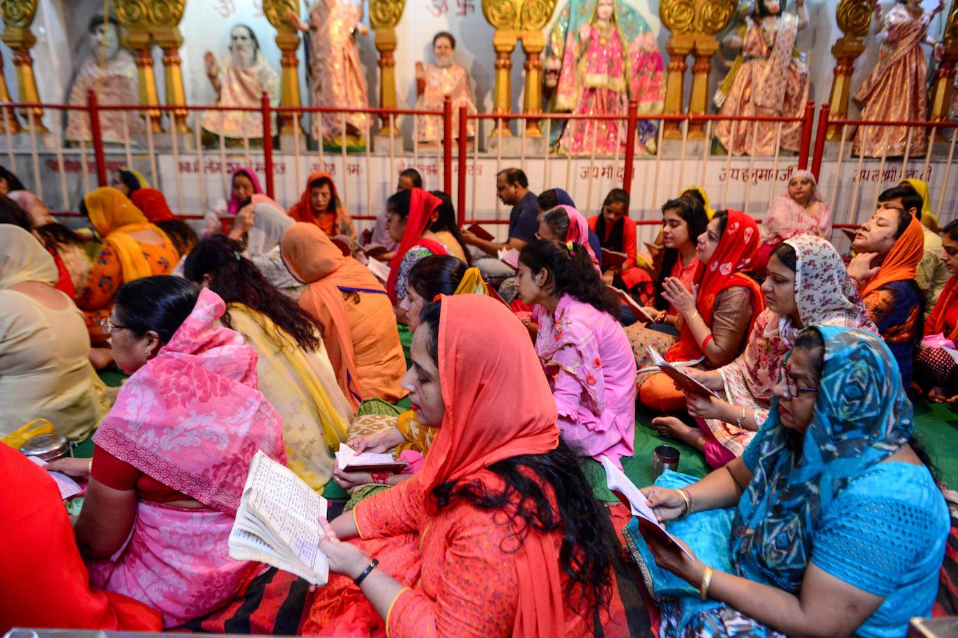 Cientos de fieles y figurantes participan en los coloridos desfiles del festival de Navratri en honor a la diosa hindú Mata Vaishno Davi, en Katra, en la Cachemira india.