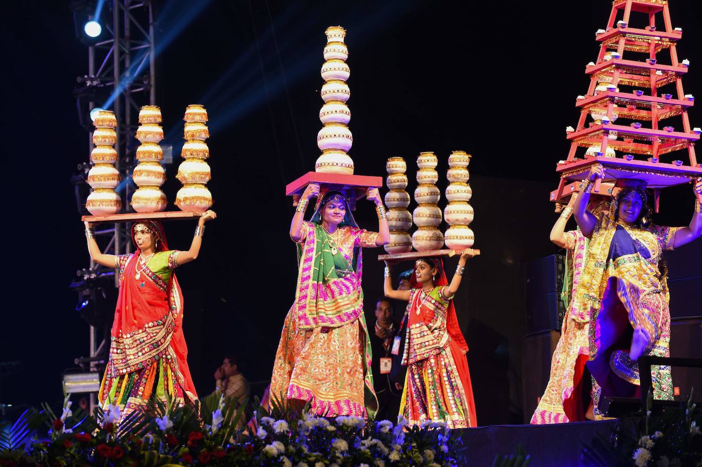 Cientos de fieles y figurantes participan en los coloridos desfiles del festival de Navratri en honor a la diosa hindú Mata Vaishno Davi, en Katra, en la Cachemira india.