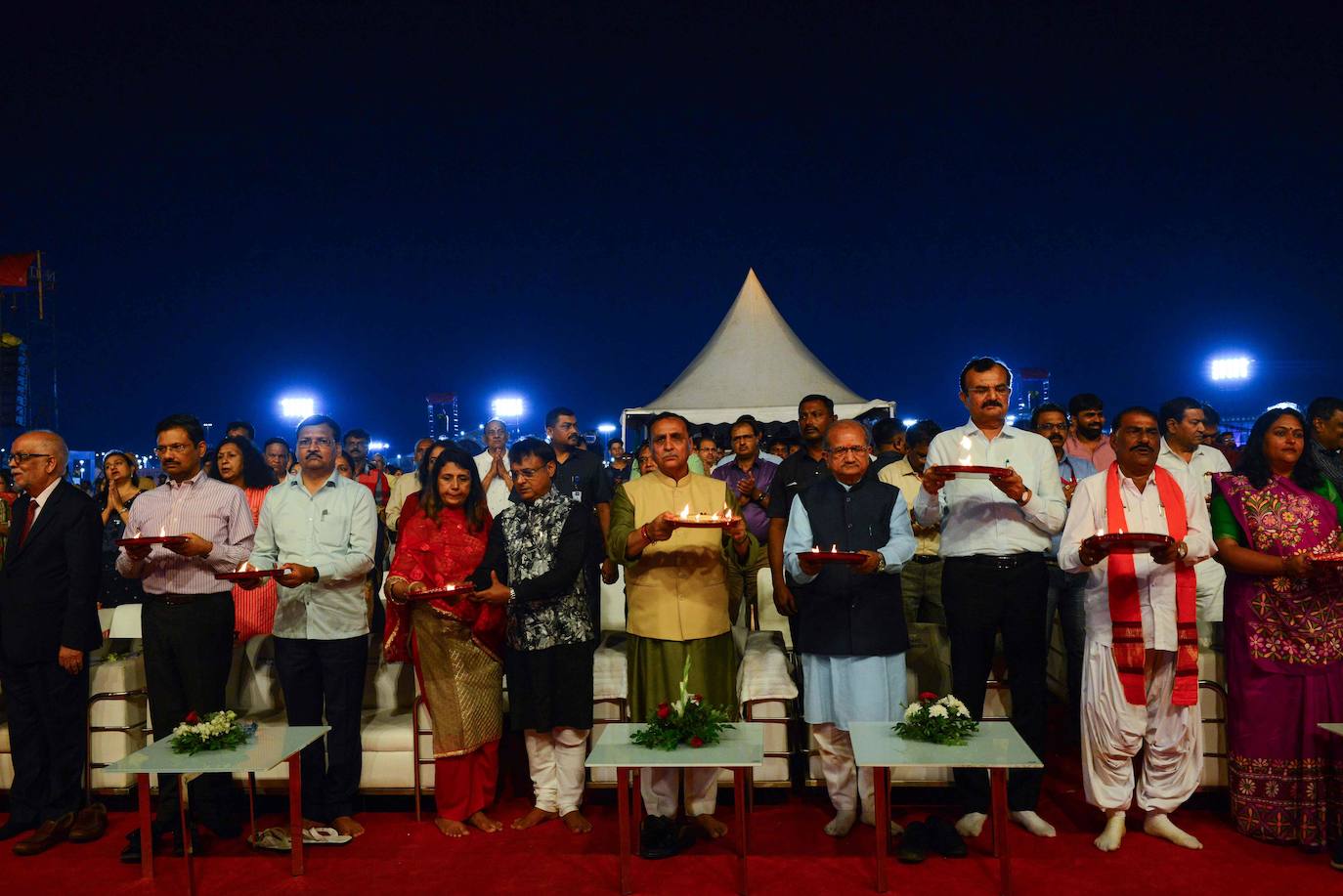 Cientos de fieles y figurantes participan en los coloridos desfiles del festival de Navratri en honor a la diosa hindú Mata Vaishno Davi, en Katra, en la Cachemira india.